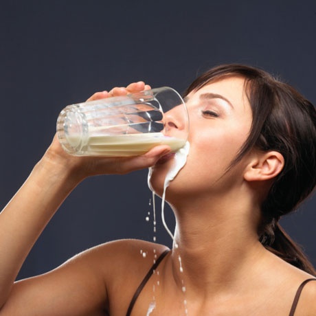 girl-drinking-milk_1350024099_460x460