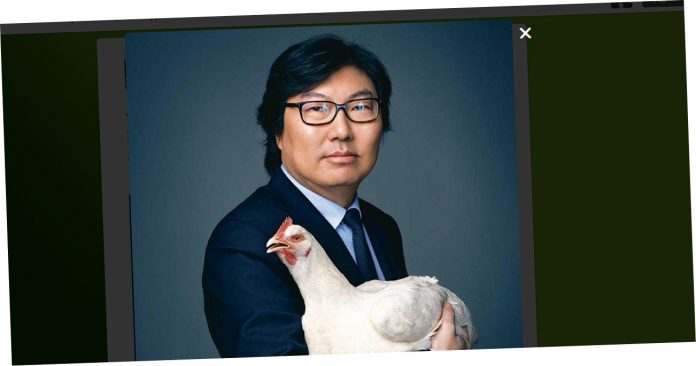 Jean-Vincent-Place-pose-avec-une-poule-pour-la-Journee-de-la-femme